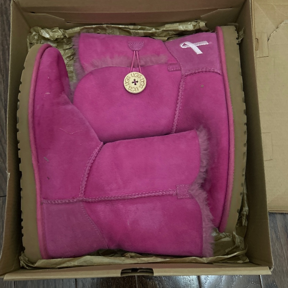 Ugh Bailey Button Pink Size 8